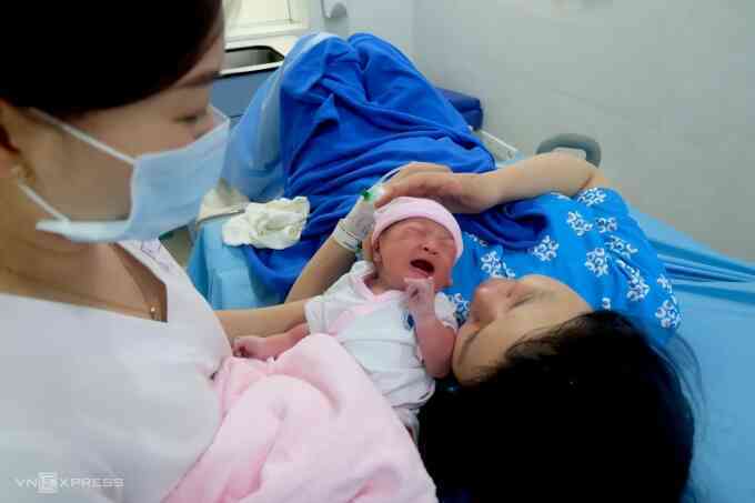 Đề xuất hỗ trợ người dân sinh bé gái để cân bằng nam nữ