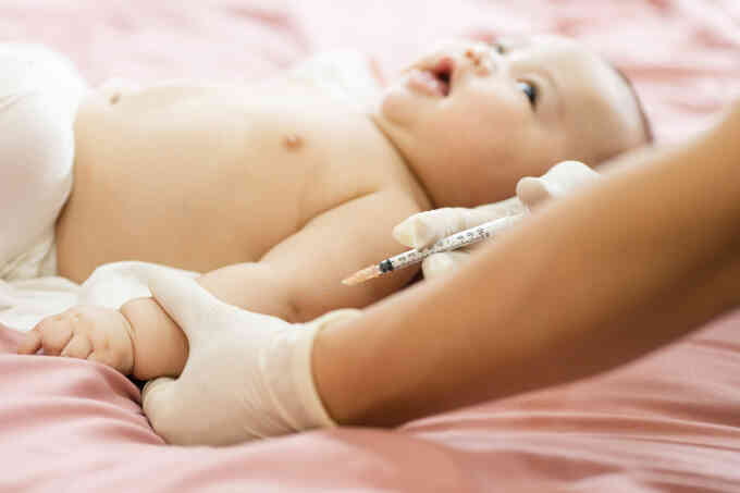 Vì sao trẻ sơ sinh cần tiêm vaccine lao trong 24 giờ đầu?