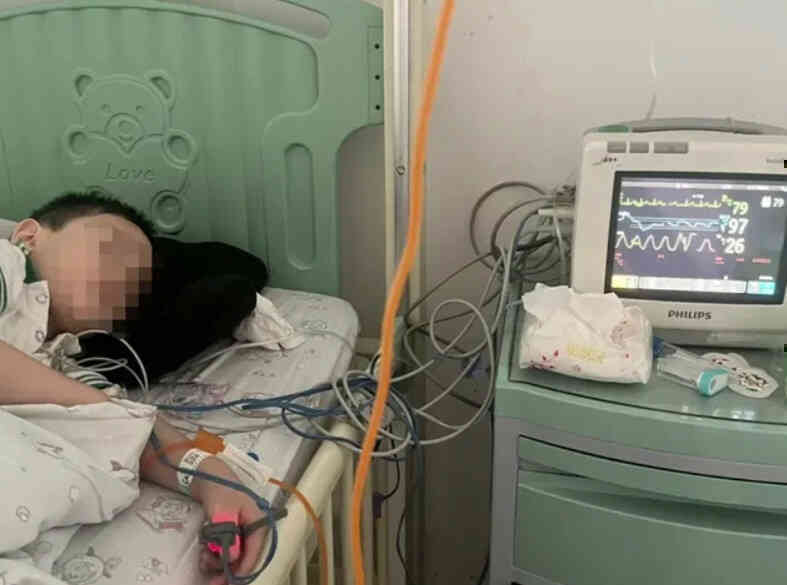 Bé 4 tuổi nhập viện cấp cứu sau khi bị phạt nhốt trong căn phòng tối