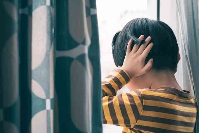 Bé gái luôn sợ hãi 