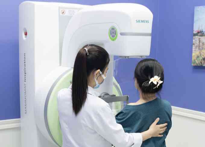 Phụ nữ nên tầm soát ung thư vú từ tuổi 25
