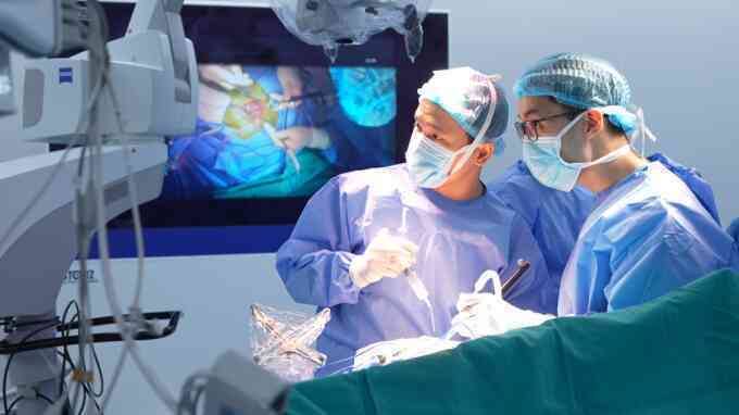 Mẩu gỗ 2 cm nằm một năm trong hốc mắt người đàn ông