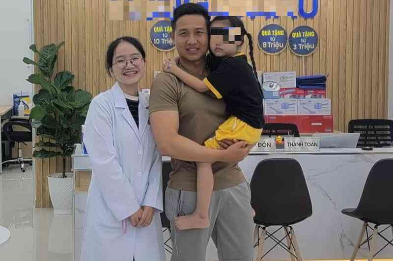 Nữ bác sĩ kịp thời cứu bé 5 tuổi thoát chết vì hóc kẹo
