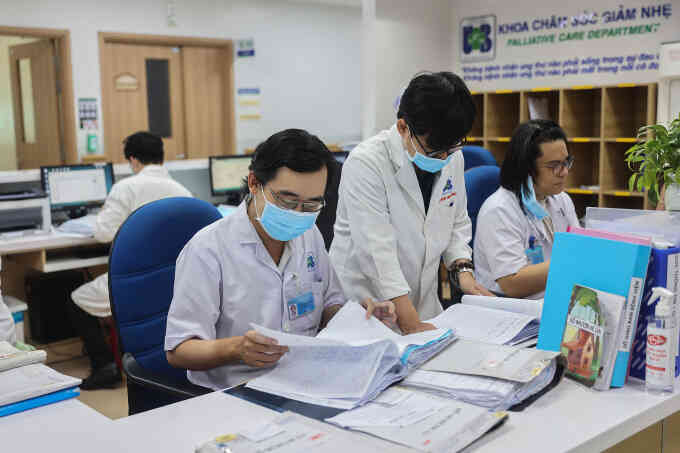 Tiền trực, phụ cấp mổ của bác sĩ có thể tăng gấp ba lần