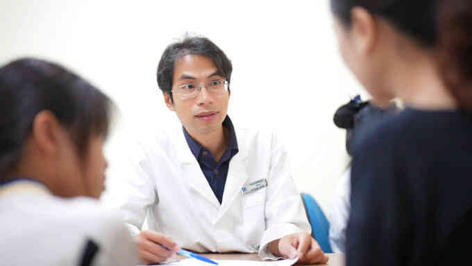 Bé gái bị viêm tụy