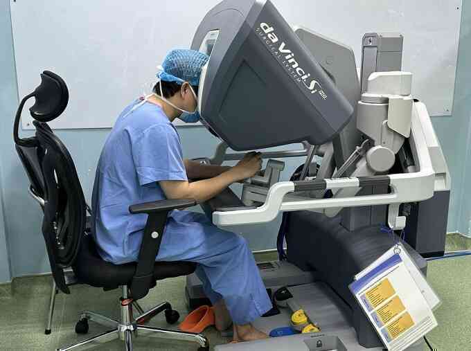 Robot mổ ung thư đại tràng cứu cụ bà U90