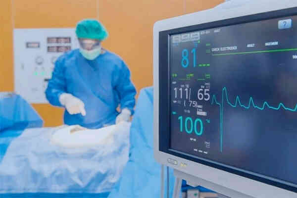 Thái rau cho lợn, người đàn ông phải cấp cứu trong đau đớn, hoảng sợ