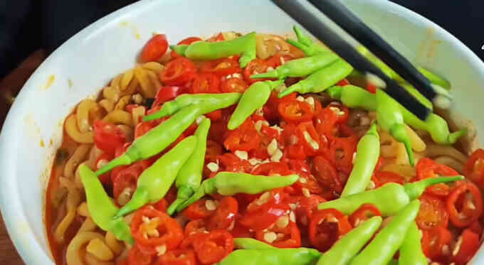 Ăn 50 quả ớt cùng lúc - trò 