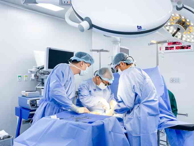 Bơm hơi tháo lồng ruột cho bé trai