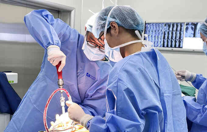 Mổ cột sống cho người loãng xương nặng