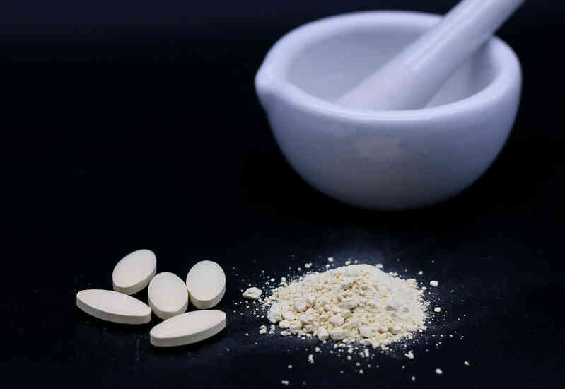Học sinh lớp 5 nghiền thuốc chữa bệnh thành bột lừa bạn cùng lớp nếm thử