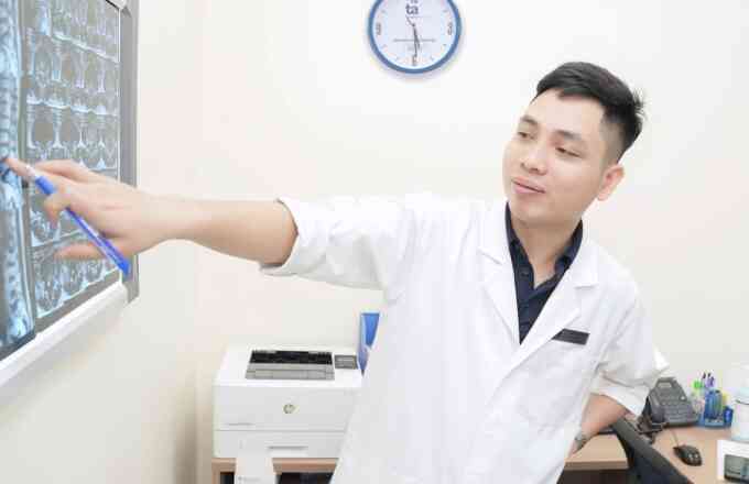 Bị bạn nhảy lên lưng, chàng trai trượt đĩa đệm