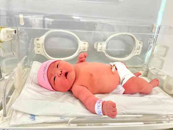 Đỡ đẻ bé sơ sinh gần 6 kg cho thai phụ nhiều nguy cơ