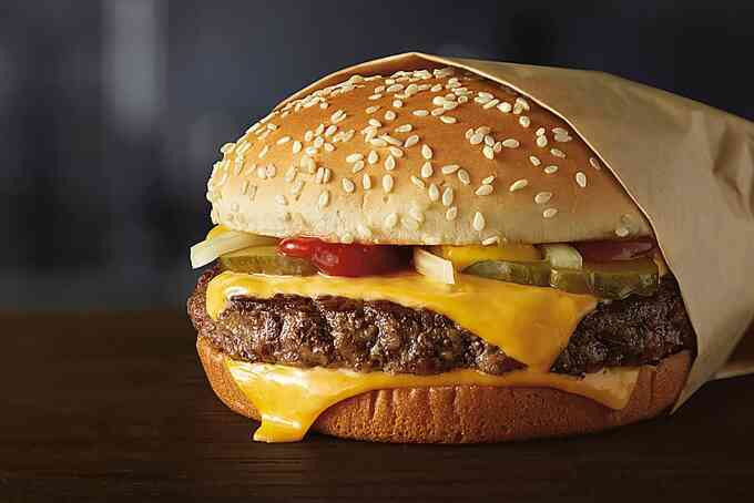 Hàng chục ca ngộ độc, một người tử vong sau ăn bánh mì McDonald