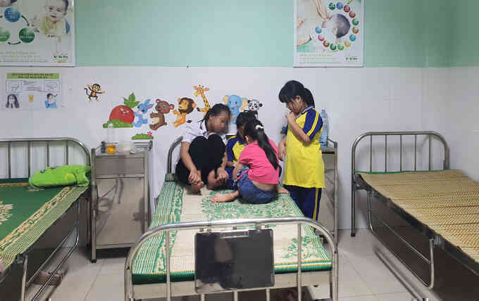 15 học sinh nghi ngộ độc sau khi ăn sữa chua