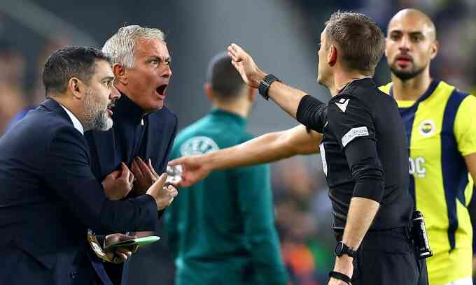 Mourinho mỉa mai trọng tài khi hòa Man Utd