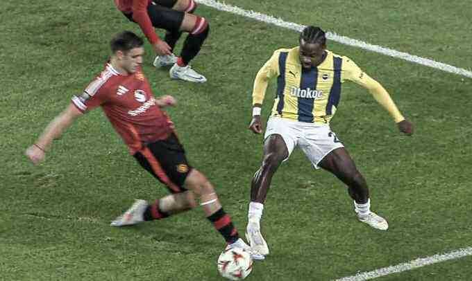Mourinho nhận thẻ đỏ vì đòi phạt đền trước Man Utd