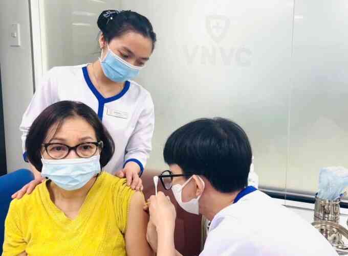 Nhiều người cao tuổi tiêm phòng cúm cuối năm