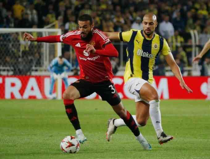 Ten Hag gây khó hiểu khi để hậu vệ cánh đá hộ công