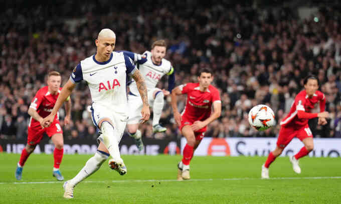 Tottenham lên nhì bảng Europa League