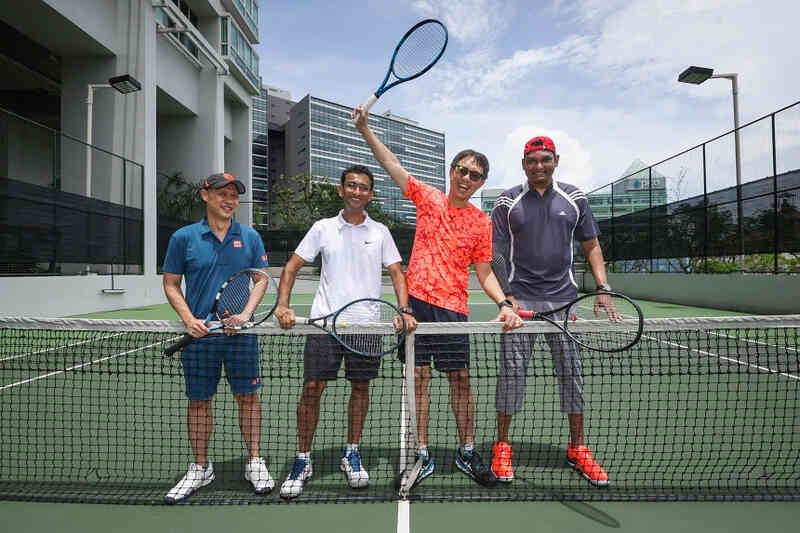 Bác sĩ ngừng tim trên sân tennis, thoát chết nhờ 3 người bạn