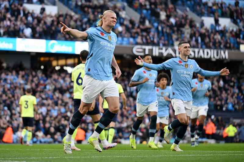 Haaland "thông nòng", Man City lên ngôi đầu bảng