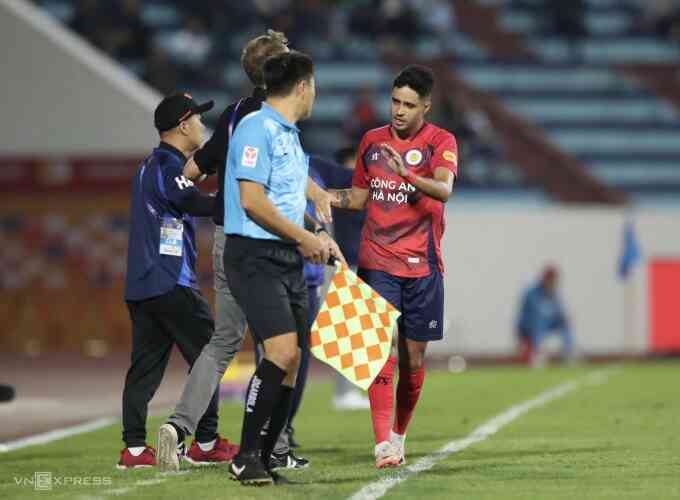 Nam Định thua thảm CAHN ở V-League