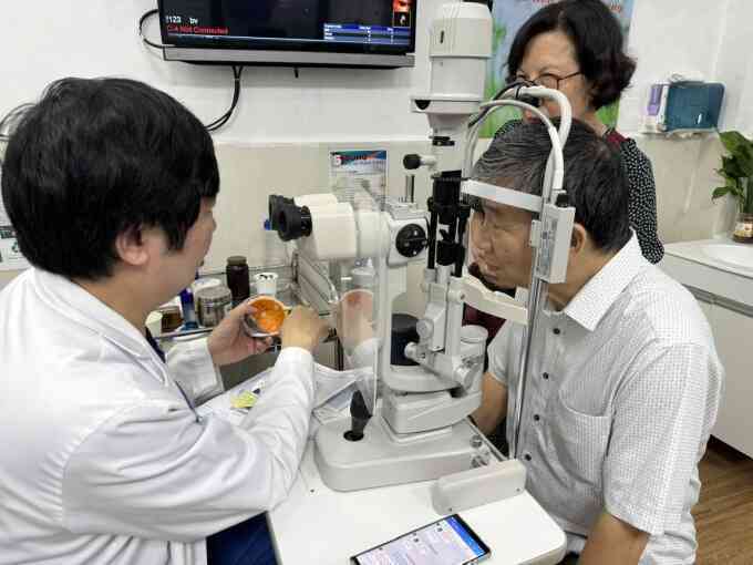 Điều chỉnh tầm nhìn cho người mổ đục thủy tinh thể