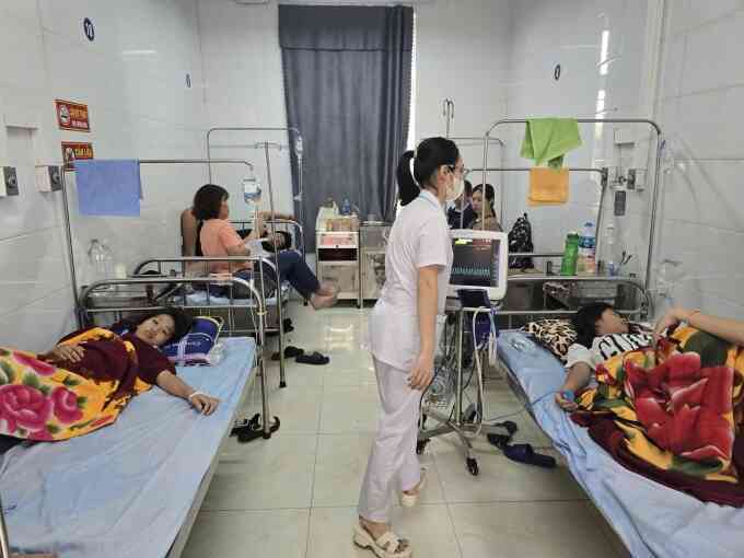 12 học sinh nhập viện 