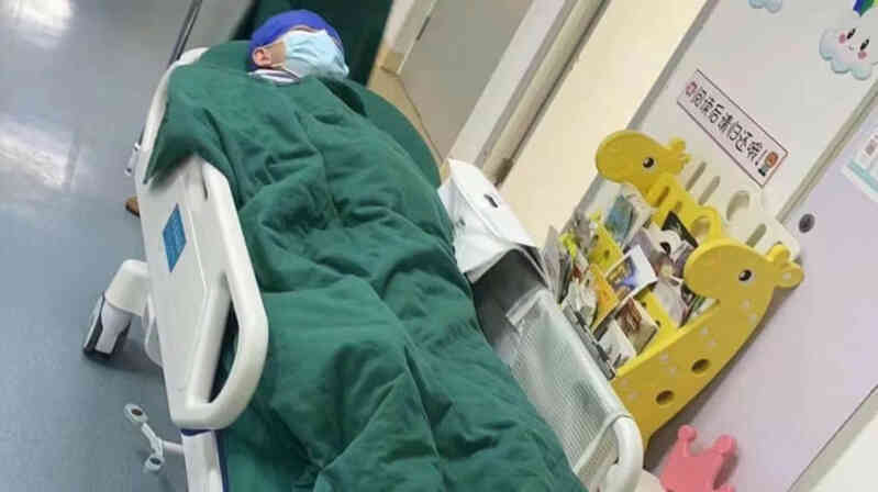Nam sinh 13 tuổi nguy cơ tàn tật suốt đời sau hình phạt ở trại hè
