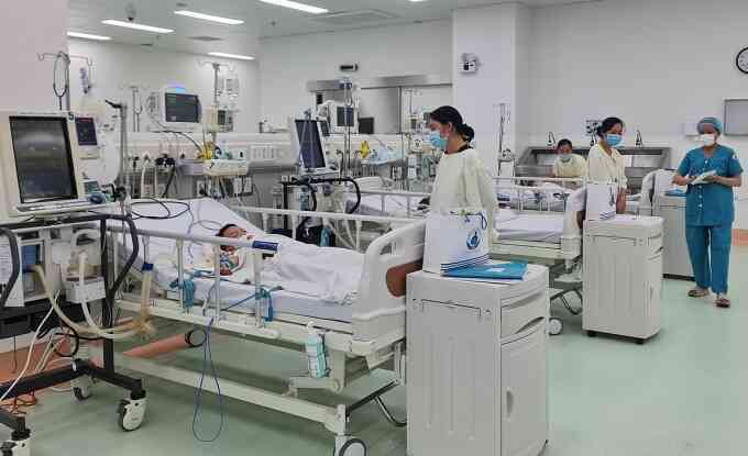 Nhiều trẻ bệnh hô hấp, viện nhi tăng phòng khám