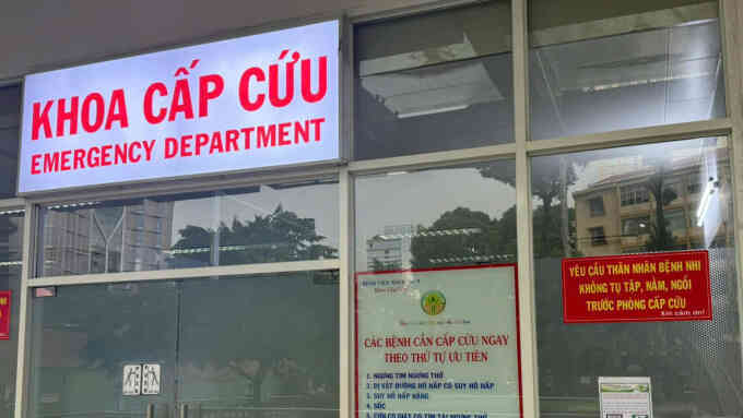 Bé gái 6 tuổi bị cây đổ đè gãy xương, dập phổi