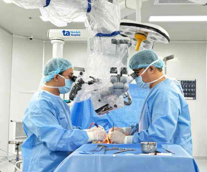 Tê yếu tay do thoát vị đĩa đệm cột sống cổ