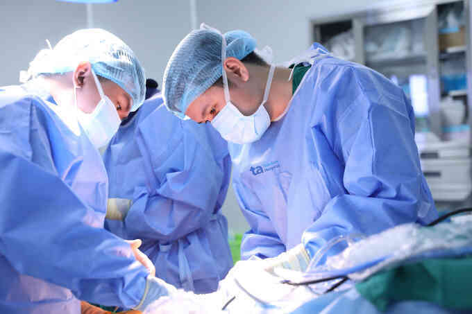 Thay khớp háng nhân tạo sau 18 năm ghép xương