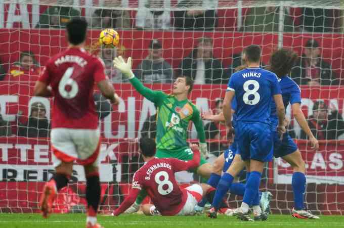 Man Utd thắng tưng bừng trong trận cuối của Van Nistelrooy