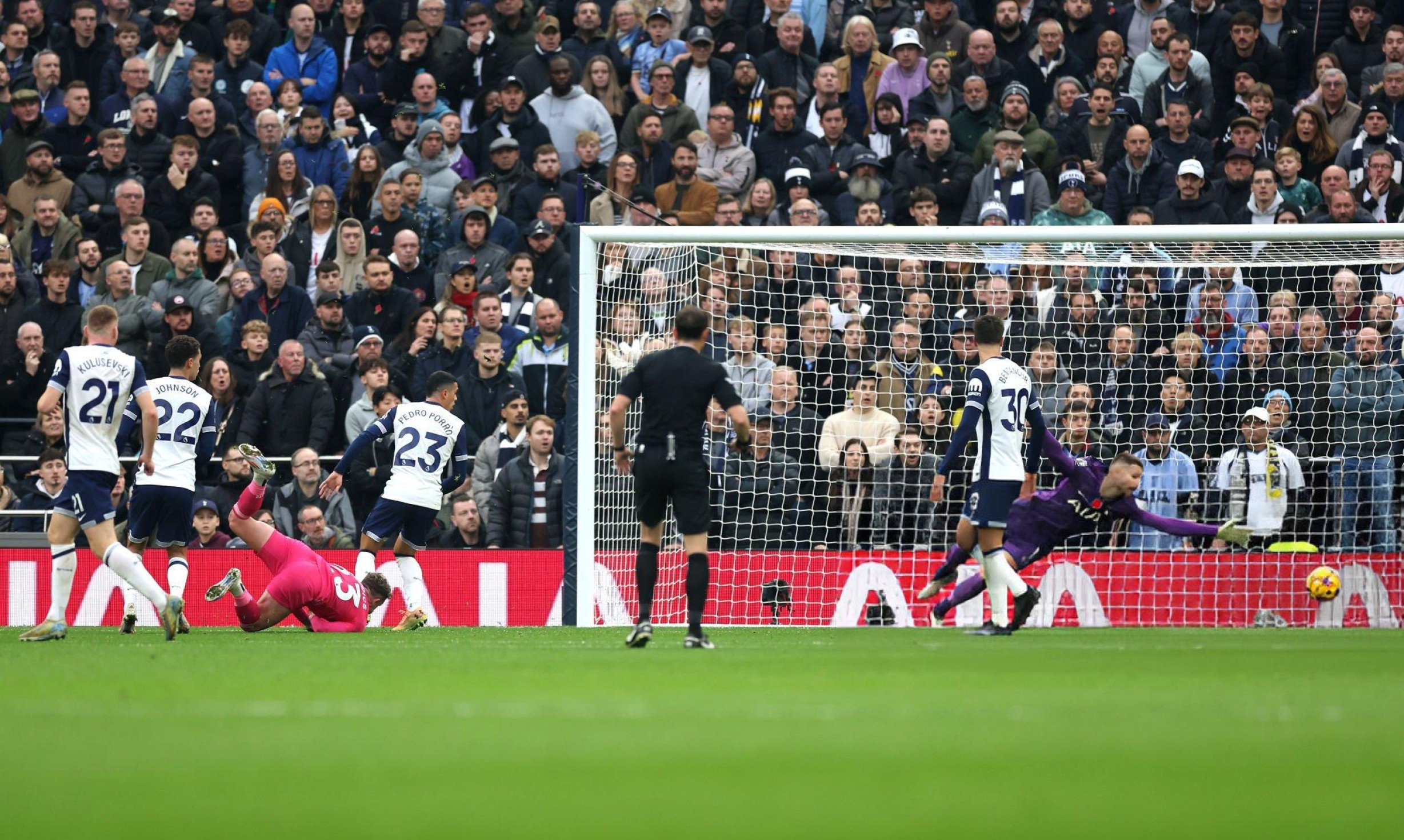 Tottenham để thua đội bóng không thắng tại Premier League suốt 22 năm