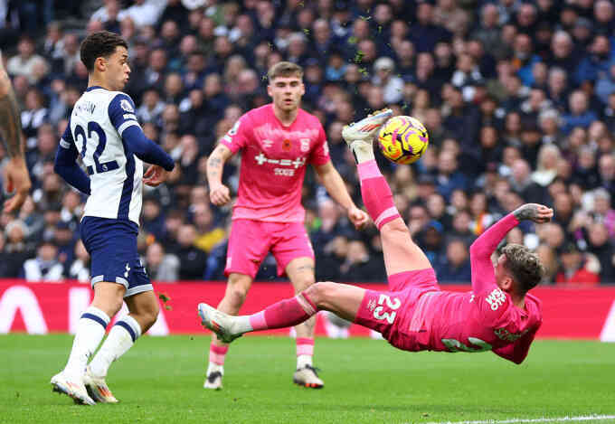 Tottenham thua đội áp chót Ngoại hạng Anh