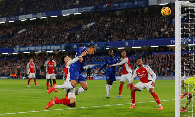 Chelsea níu chân Arsenal
