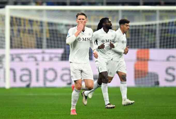 McTominay giúp Napoli giữ đỉnh bảng Serie A