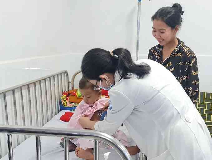 Bác sĩ bảo lãnh viện phí để kịp mổ cứu bệnh nhi nghèo
