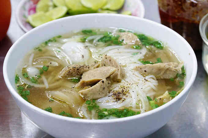 Dùng túi nilong đựng bún, phở nóng có gây hại?