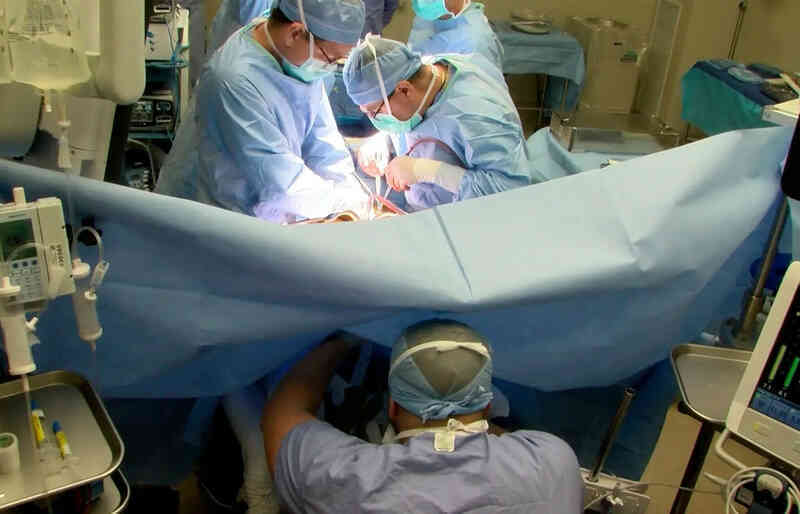 Các bác sĩ cúi đầu tưởng nhớ người đàn ông cứu sống 5 bệnh nhân