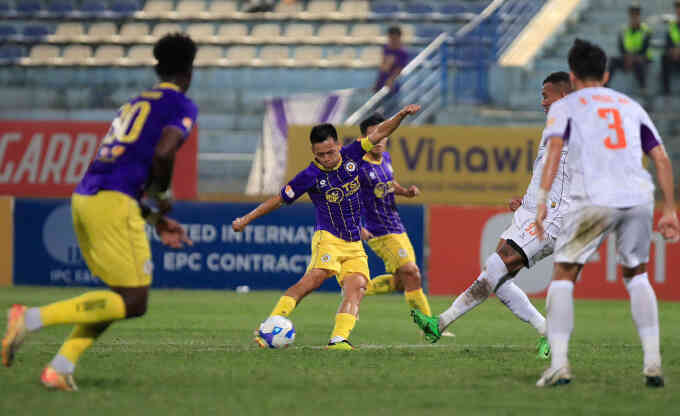 Văn Quyết giúp Hà Nội FC ngắt mạch không thắng ở V-League