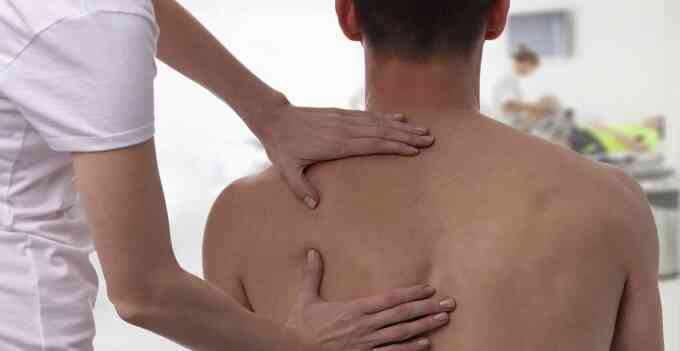 Đỡ cháu ngã xe, ông tái phát rách gân cơ vai
