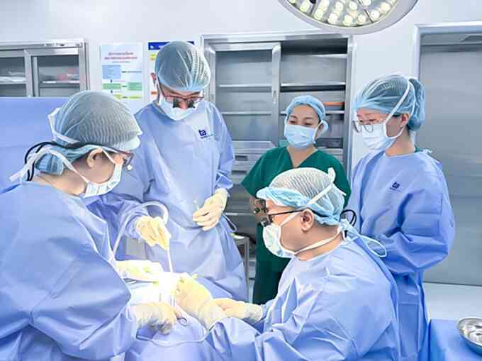 Bé gái ngã chấn thương cơ quan sinh dục