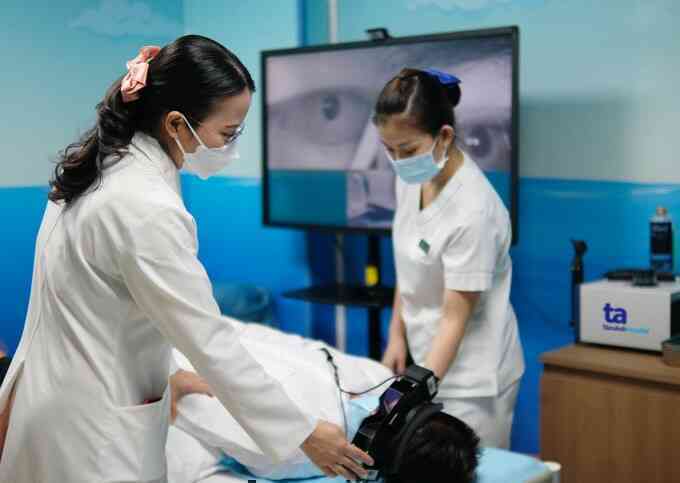 Người lớn tuổi làm gì hạn chế ngã khi chóng mặt?