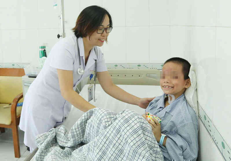 Bị cửa cuốn kẹp vào cổ, bé trai may mắn được bác sĩ sống gần nhà cấp cứu