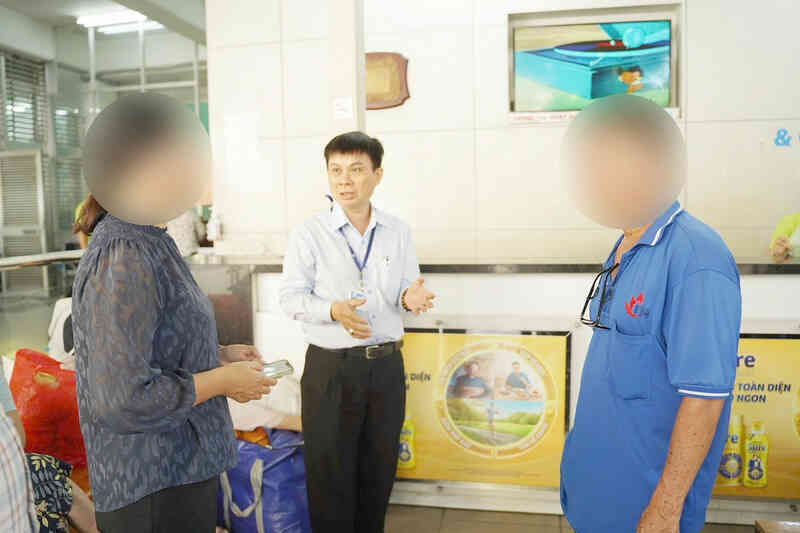 Nhiều phụ huynh hốt hoảng đến Bệnh viện Chợ Rẫy tìm con 