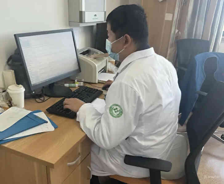 Phản ứng của bác sĩ khi bệnh nhân âm thầm đưa phong bì