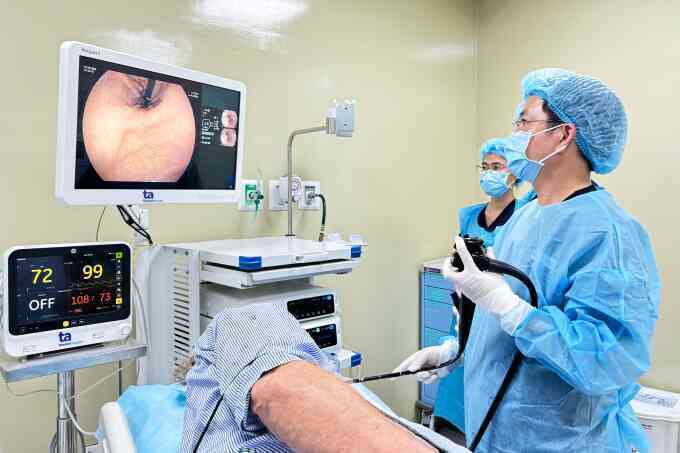 Phun bột nội soi cứu cụ ông xuất huyết tiêu hóa